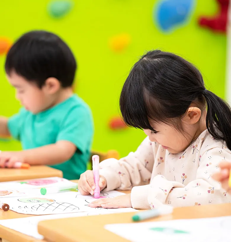 絵を描いている子ども達の様子