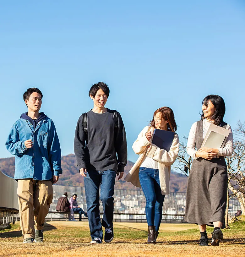 学生たちが会話をしながら歩いている様子