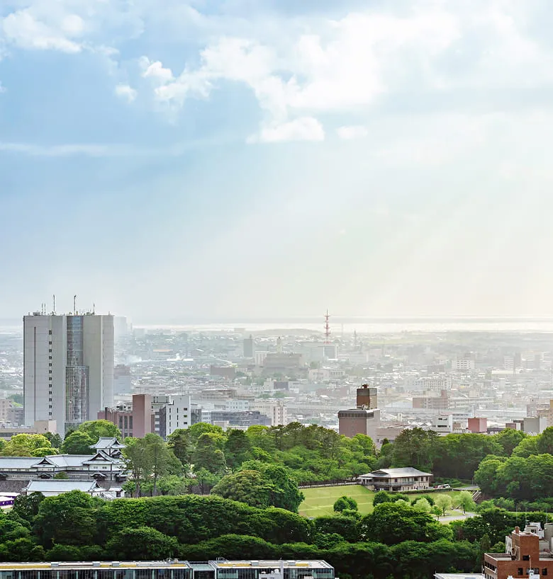 日差しが注ぐ街並みの風景