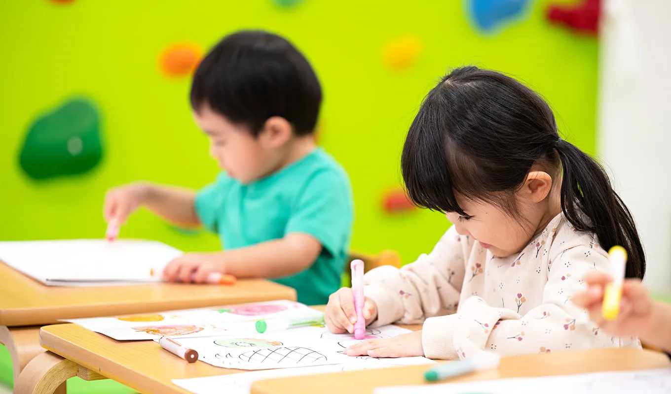 絵を描いている子ども達の様子
