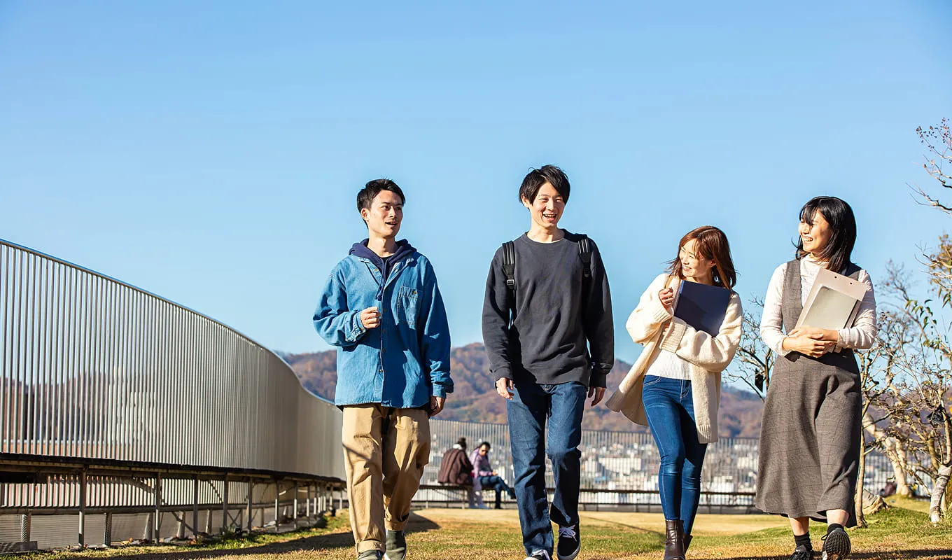 学生たちが会話をしながら歩いている様子