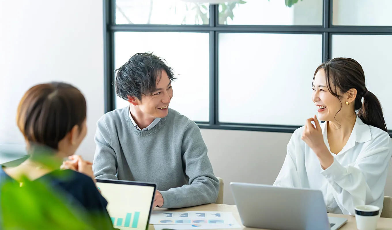 オフィスで打ち合わせをしている様子