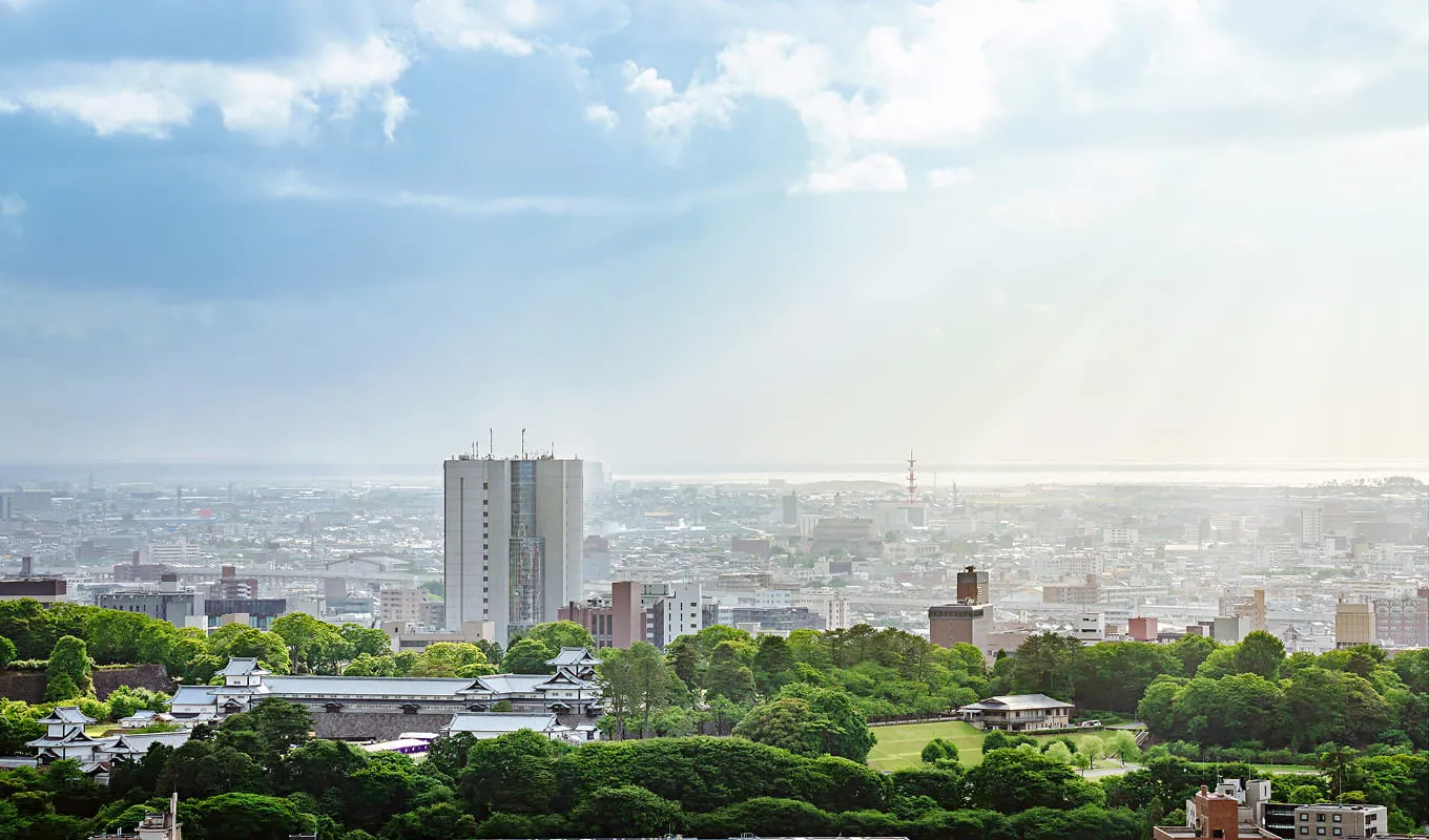 日差しが注ぐ街並みの風景