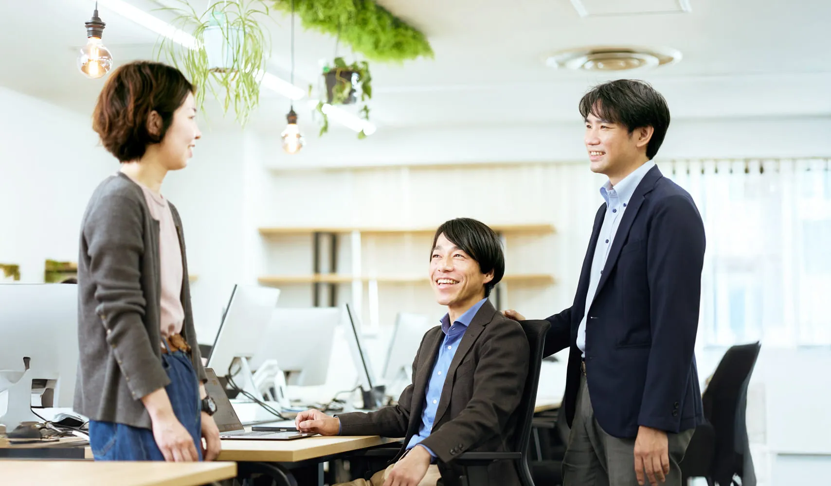 職場で会話する人