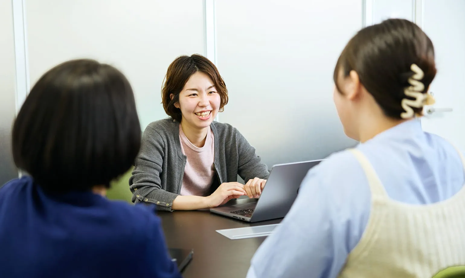 談笑する社員
